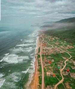 an aerial view of a beach and the ocean at محمية حوف 
