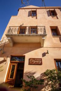 un bâtiment avec une enseigne sur le côté dans l'établissement Odyssey Studios, à La Canée