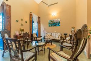 Lov Heritage Goa في Chinchinim: غرفة معيشة مليئة بالكثير من الأثاث