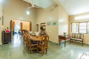 Lov Heritage Goa في Chinchinim: غرفة طعام بها طاولة وكراسي +15 صورة