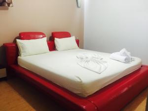 Uma cama ou camas num quarto em Godija Hotel & Suites