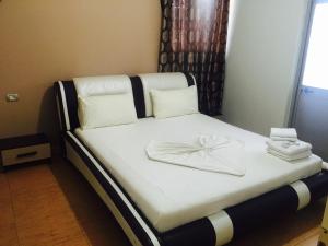 Uma cama ou camas num quarto em Godija Hotel & Suites