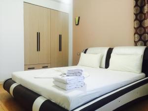 Uma cama ou camas num quarto em Godija Hotel & Suites