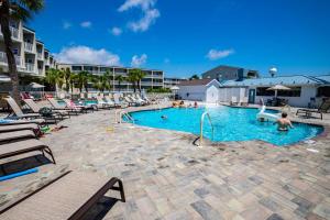 Πισίνα στο ή κοντά στο Tybee Summer Winds 523 Condo