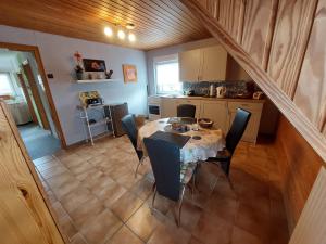 a kitchen and dining room with a table and chairs at Tati's Ferienwohnung Siegerland in Helberhausen