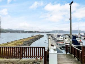 Stokkeにある5 person holiday home in averøyの桟橋に停泊する船団 +16枚の写真