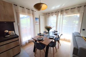 Η κουζίνα ή μικρή κουζίνα στο Modern apartment in the heart of Chinaillon