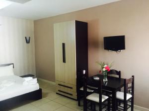 Uma cama ou camas num quarto em Godija Hotel & Suites