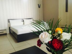 Uma cama ou camas num quarto em Godija Hotel & Suites
