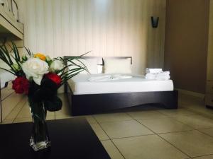 Uma cama ou camas num quarto em Godija Hotel & Suites