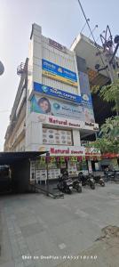 ein Gebäude mit Schildern an der Seite in der Unterkunft Hotel Comfort Vesu in Surat