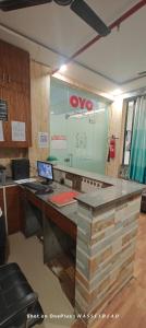 ein Büro mit einem Schreibtisch und einem Laptop darauf in der Unterkunft Hotel Comfort Vesu in Surat