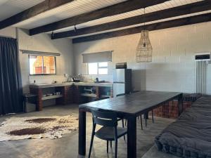 - une cuisine avec une table en bois dans une chambre dans l'établissement Keurkloof Farm villas off R62, à Plathuis