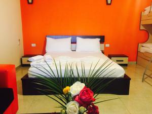 Uma cama ou camas num quarto em Godija Hotel & Suites