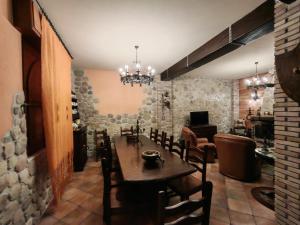 Un comedor con mesa y sillas en Donna Costanza Relais, en Presa