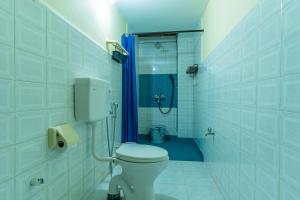 Lov Heritage Goa في Chinchinim: حمام مع دش ومرحاض ودش