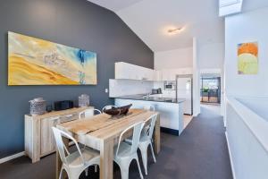 Η κουζίνα ή μικρή κουζίνα στο Greenfields - 2BR Modern Apartment Huskisson Main Street By Nautilus Apartments Jervis Bay