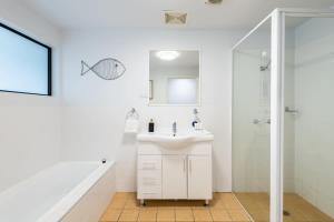 Ένα μπάνιο στο Greenfields - 2BR Modern Apartment Huskisson Main Street By Nautilus Apartments Jervis Bay +11 φωτογραφίες