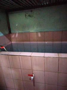 un bagno con vasca da bagno con porta carta igienica di Rumah Angkasa Priangan 