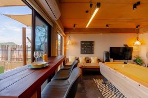 sala de estar con mesa y mesa de billar en YOD Sam Roi Yot, en Baanphakrimlay 