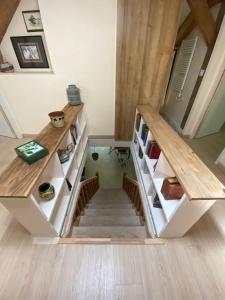 una habitación con una escalera en una casa en Chambres d'hôtes -L'Atelier du Presbytère, 