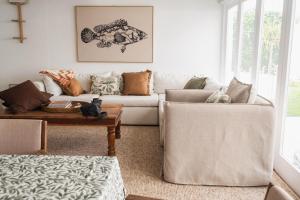 Posezení v ubytování Mooiplekkie - 4 Bedroom Beach Cottage