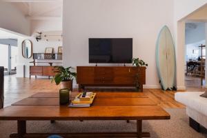 TV a/nebo společenská místnost v ubytování Mooiplekkie - 4 Bedroom Beach Cottage