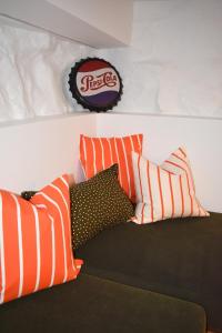 Ένα ή περισσότερα κρεβάτια σε δωμάτιο στο Bold and Vibrant with large bathtub and rain shower +8 φωτογραφίες