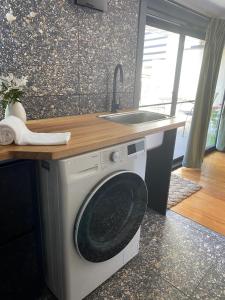 Η κουζίνα ή μικρή κουζίνα στο Bold and Vibrant with large bathtub and rain shower