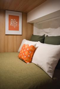 Ένα ή περισσότερα κρεβάτια σε δωμάτιο στο Bold and Vibrant with large bathtub and rain shower