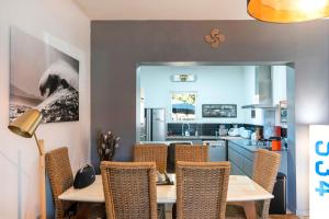 Un comedor con mesa y sillas y una cocina. en Cozy Landes House, en Soorts-Hossegor 14 fotos más