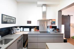 una cocina con fregadero y encimera en Cozy Landes House, en Soorts-Hossegor