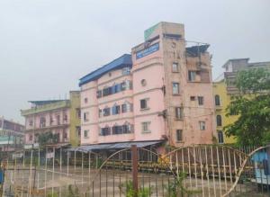 ChanakにあるHotel O Swami Vivekananda University Kolkataのピンクの建物
