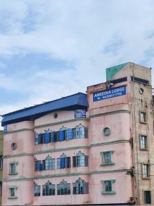 ChanakにあるHotel O Swami Vivekananda University Kolkataの上に看板がある建物 +10枚の写真