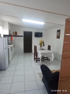 een keuken en eetkamer met een tafel en een koelkast bij Chez Matli in Tiervlei