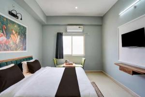 a room with a table and a flat screen tv at Collection O Kesar Crossway Jaipur Formerly Laxmi Palace in Jaipur