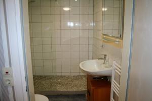 Brilon-WaldにあるFerienwohnung Sammetの洗面台と鏡のあるバスルーム +10枚の写真