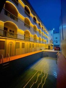 Bazén v ubytování Baoly Clark Residence nebo v jeho okolí