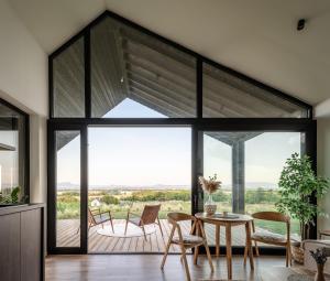 Una habitación con una mesa y sillas y una ventana grande. en Kosa Estate, en Nána 39 fotos más