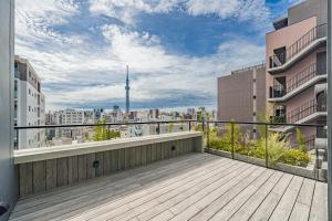 東京にあるApartment Hotel 11 Asakusa 2の街の景色を望むバルコニー