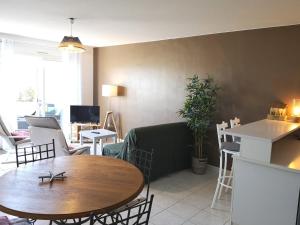 una sala de estar con una mesa y un sofá en Superbe Appartement 2 Chambres, en La Ciotat