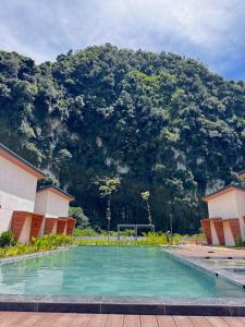 une piscine avec une montagne en arrière-plan dans l'établissement Tambuna Retreat ,TAMBUN ,IPOH, à Tambun