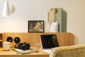 escritorio con ordenador portátil y cámara en Hôtel Casimir, en París