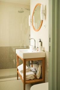 O baie la Hôtel Casimir +15 fotografii