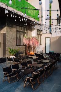 カットバ島にあるCatba SunWoo Homestay & Hotelのピンクの花の椅子とテーブル