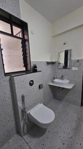 Koupelna v ubytování Premium 1BHK Urban Stay - Pool, Gym & Modern Comforts Near Candolim Beach