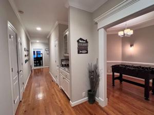 een woonkamer met een tafel en een piano bij Modern 3br Lake front home in Johnsonville