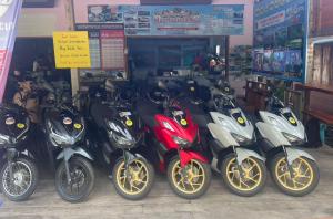 un groupe de motos garées dans un magasin dans l'établissement Happy Beach Hostel, à Ko Lanta Yai