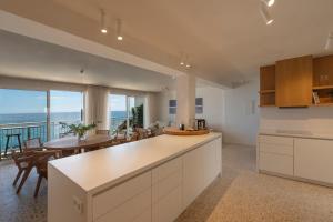 cocina y comedor con vistas al océano en View 180 Altea, en Altea
