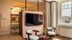 バーゼルにあるGrand Hotel LES TROIS ROISのホテルルーム(壁に薄型テレビ付)